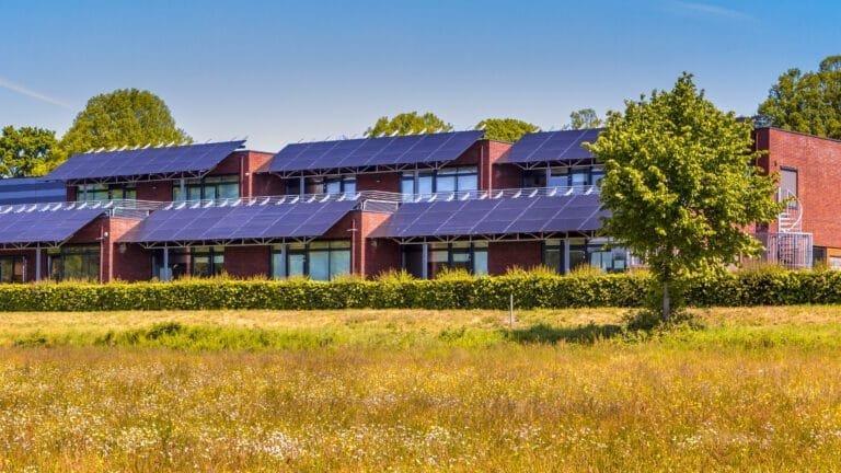 Wie werden Solarmodule angeschlossen?