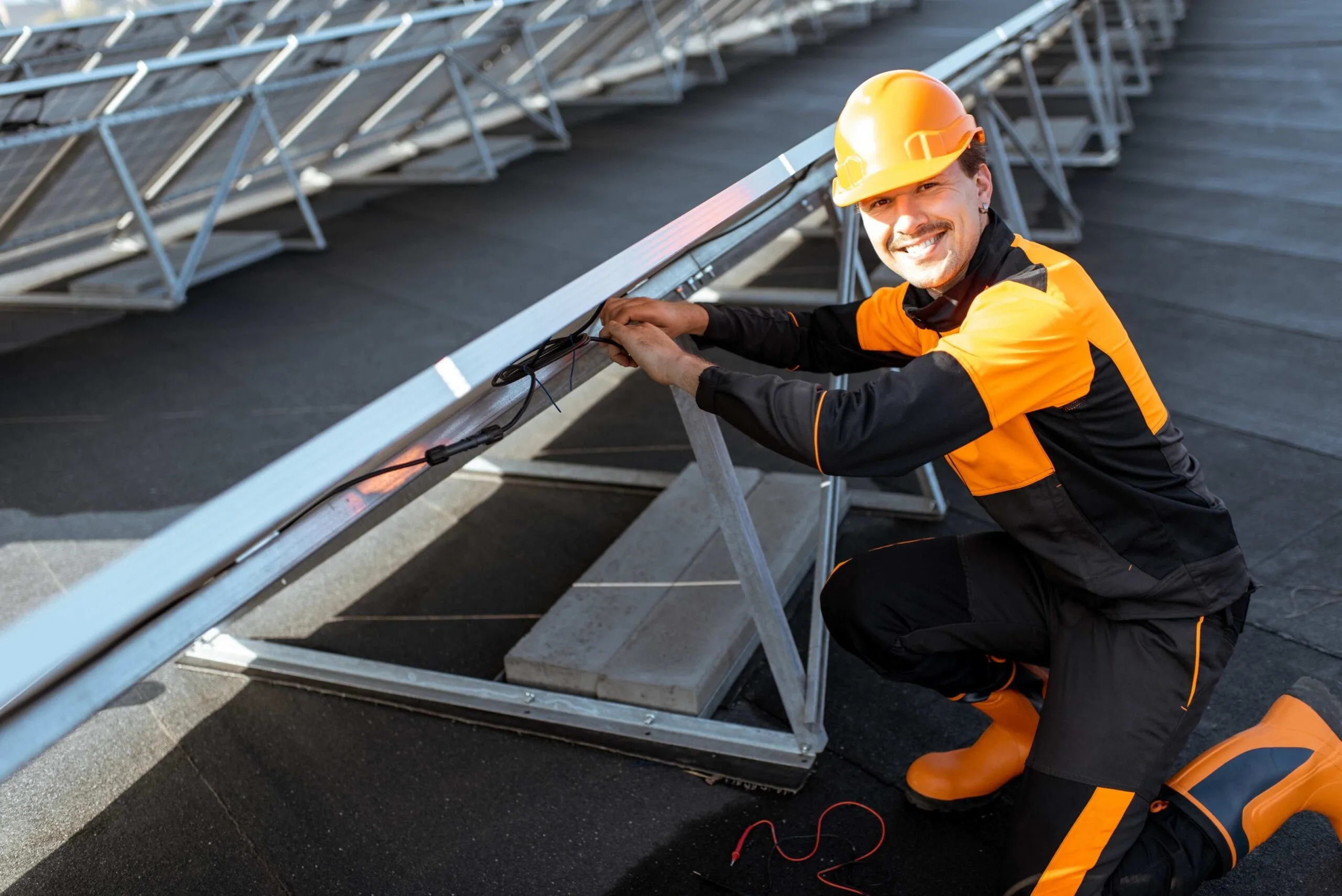 PVPro-Solar-Monteur bei der Installation einer Photovoltaik-Anlage auf einem Dach in Hannover
